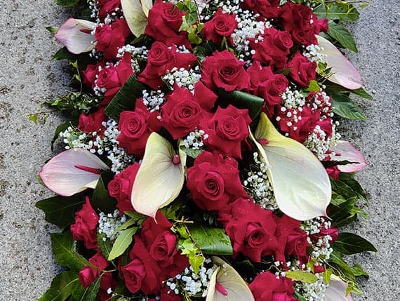 Composizione floreale funebre allestita con sobrietà