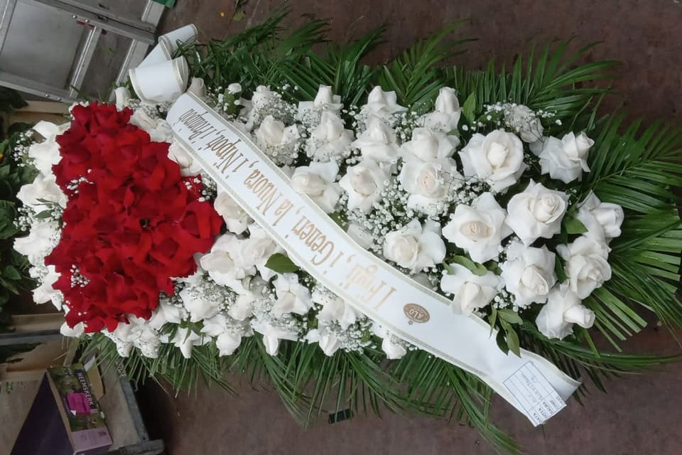 Dettaglio di una composizione floreale per il commiato