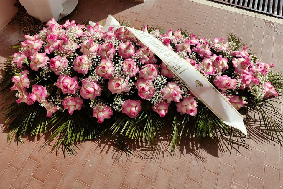 Allestimento floreale pensato per camera ardente o chiesa