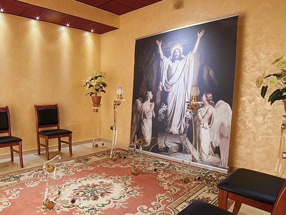 Camera ardente allestita con misura e raccoglimento