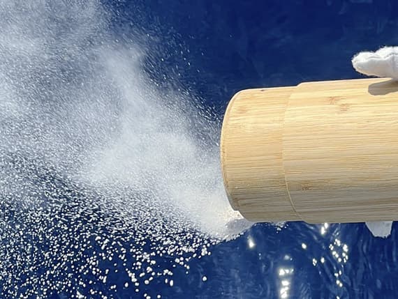 Dettaglio di urna e commiato in un contesto sobrio