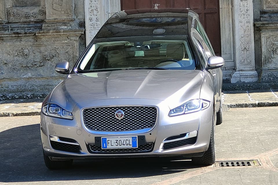 Veicolo funebre utilizzato per trasferimenti assistiti