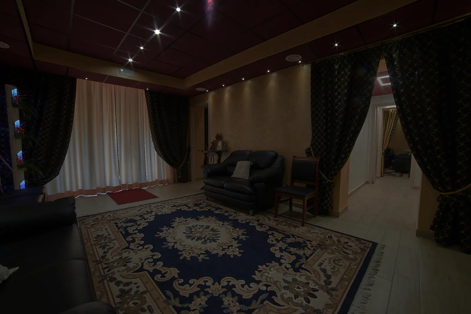 Sala del commiato allestita con luce soffusa e fiori discreti